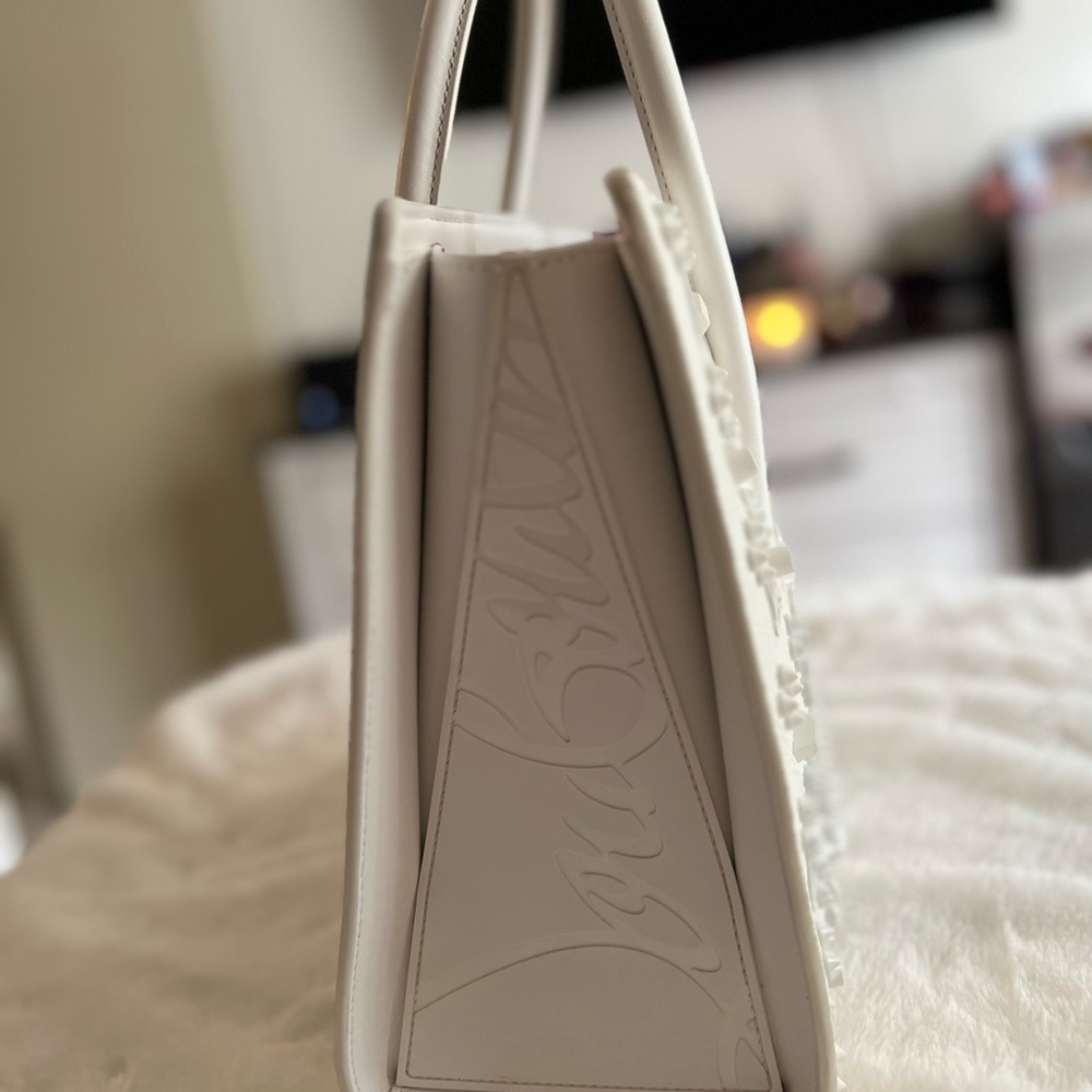 Paloma medium calf tote bag. Also, comes with a detachable shoulder strap
